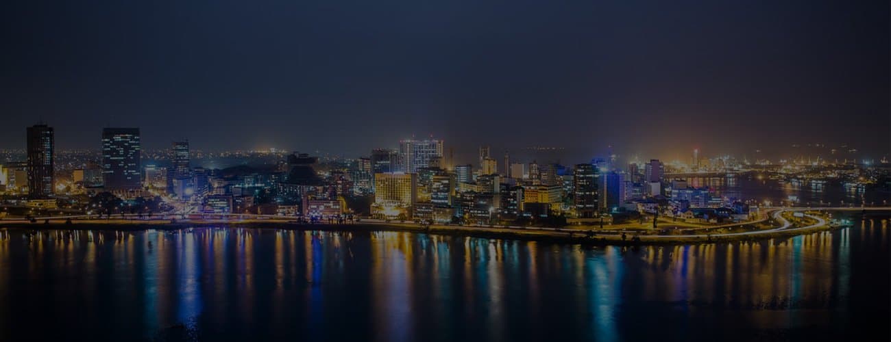 Abidjan de nuit vue depuis la lagune