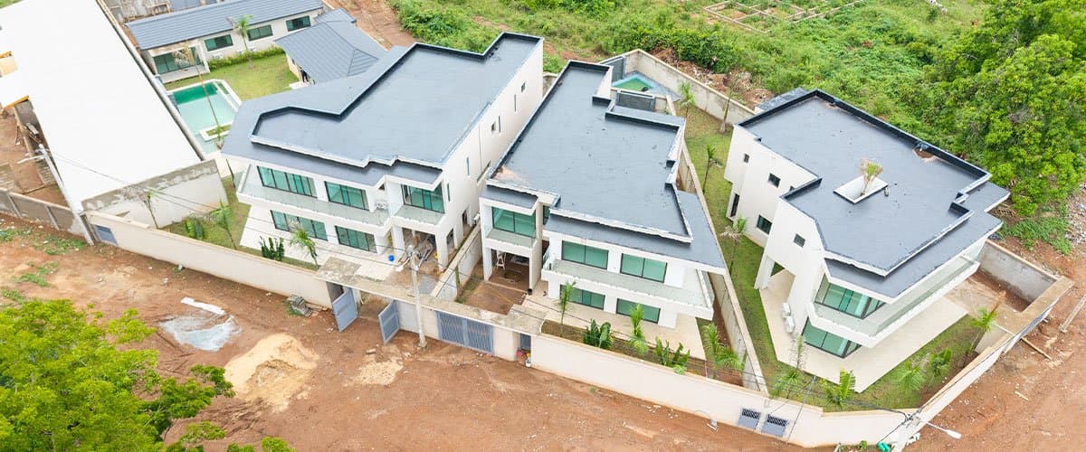 Vue aérienne de villas duplex à Abidjan